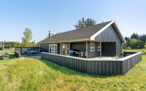 Elmo - 800M from the Sea: Dach, Haus, Grundstueck, Zuhause, Hütte, Estate, Gartenbauten, Schatten, Blockhaus, Landscaping