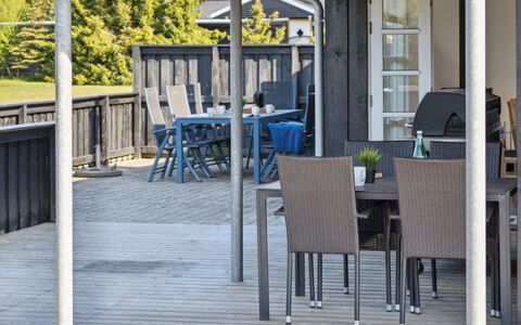 Elmo - 800M from the Sea: Dach, Haus, Grundstueck, Zuhause, Hütte, Estate, Gartenbauten, Schatten, Blockhaus, Landscaping