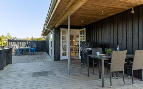 Elmo - 800M from the Sea: Dach, Haus, Grundstueck, Zuhause, Hütte, Estate, Gartenbauten, Schatten, Blockhaus, Landscaping