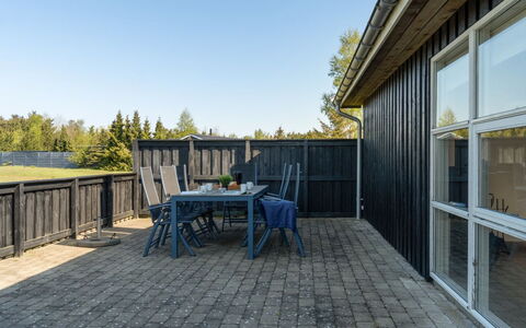 Elmo - 800M from the Sea: Dach, Haus, Grundstueck, Zuhause, Hütte, Estate, Gartenbauten, Schatten, Blockhaus, Landscaping