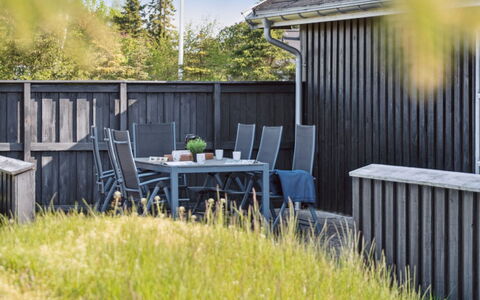 Elmo - 800M from the Sea: Dach, Haus, Grundstueck, Zuhause, Hütte, Estate, Gartenbauten, Schatten, Blockhaus, Landscaping