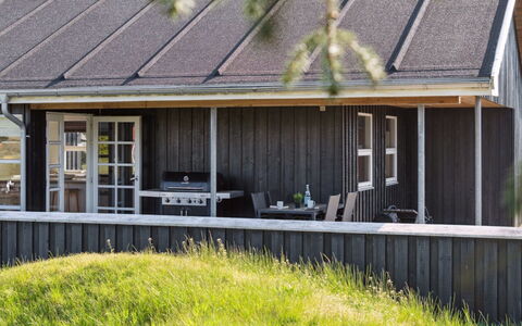 Elmo - 800M from the Sea: Dach, Haus, Grundstueck, Zuhause, Hütte, Estate, Gartenbauten, Schatten, Blockhaus, Landscaping