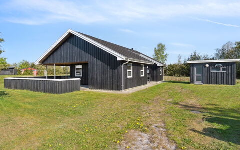 Elmo - 800M from the Sea: Dach, Haus, Grundstueck, Zuhause, Hütte, Estate, Gartenbauten, Schatten, Blockhaus, Landscaping