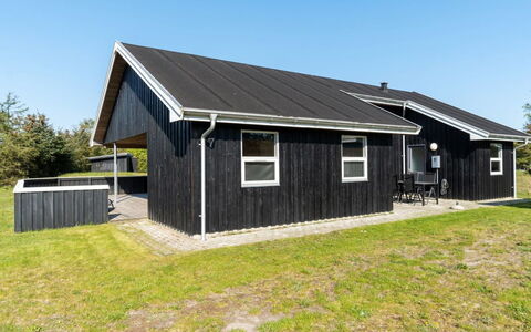 Elmo - 800M from the Sea: Dach, Haus, Grundstueck, Zuhause, Hütte, Estate, Gartenbauten, Schatten, Blockhaus, Landscaping