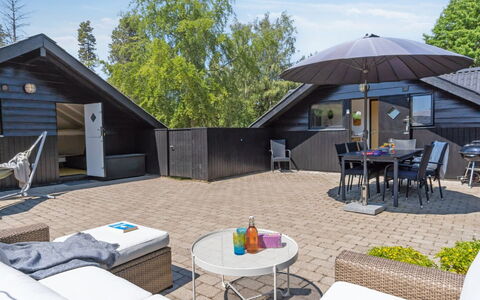 Jahn - 1.8Km from the Sea: Möbel, Interior Design, Flooring, Holz, Fussboden, Decke, Holzboden, Stuhl, Tabelle, Beleuchtung