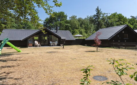 Jahn - 1.8Km from the Sea: Möbel, Interior Design, Flooring, Holz, Fussboden, Decke, Holzboden, Stuhl, Tabelle, Beleuchtung