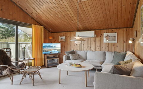Winter - 500M from the Sea: Interior Design, Holz, Decke, Möbel, Flooring, Zimmer, Fussboden, Zuhause, Wohnzimmer, Light Fixture