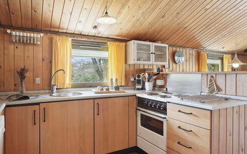 Winter - 500M from the Sea: Holz, Küche, Interior Design, Major Appliance, Countertop, Küchengerät, Flooring, Möbel, Fussboden, Holzbeize