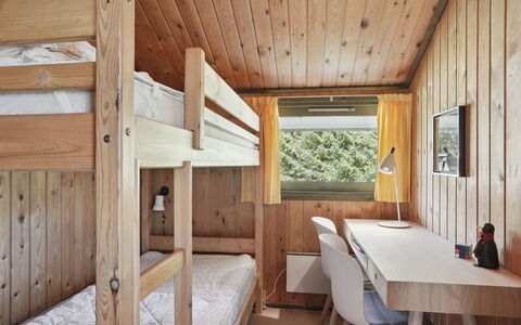 Winter - 500M from the Sea: Holz, Schlafzimmer, Interior Design, Decke, Hartholz, Holzbeize, Bett, Zimmer, Blockhaus, Bettrahmen