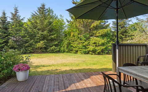 Winter - 500M from the Sea: Möbel, Gartenmöbel, Stuhl, Tabelle, Tisch Im Freien, Grundstueck, Garten, Deck, Schatten, Regenschirm