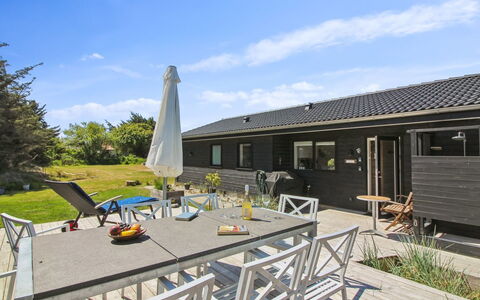 Sampo - 400M from the Sea: Wohngebiet, Dach, Vorort, Auffahrt, Estate, Kamin