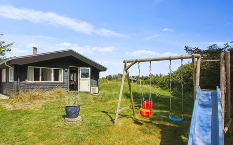 Sampo - 400M from the Sea: Wohngebiet, Dach, Vorort, Auffahrt, Estate, Kamin