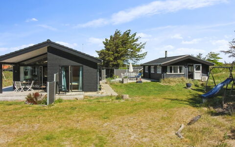 Sampo - 400M from the Sea: Wohngebiet, Dach, Vorort, Auffahrt, Estate, Kamin