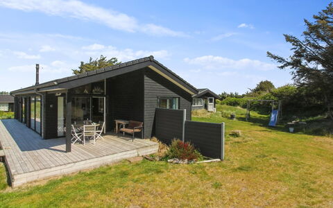 Sampo - 400M from the Sea: Wohngebiet, Dach, Vorort, Auffahrt, Estate, Kamin