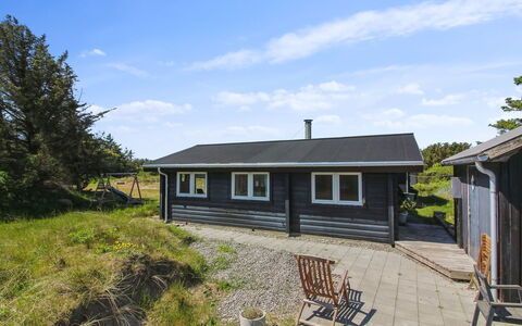 Sampo - 400M from the Sea: Wohngebiet, Dach, Vorort, Auffahrt, Estate, Kamin