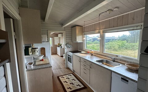 Freding - 450M from the Sea: Holz, Flooring, Fussboden, Decke, Holzbeize, Hartholz, Countertop, Holzboden, Cabinetry, Küche