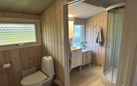 Freding - 450M from the Sea: Holz, Flooring, Fussboden, Armatur, Interior Design, Decke, Zimmer, Installation, Zuhause, Toilette