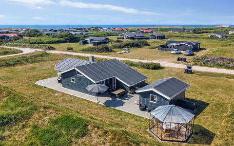Thomsen - 475M from the Sea: Dach, Zuhause, Haus, Wohngebiet, Hütte, Abstellgleis, Estate, Vorort, Auffahrt, Landscaping