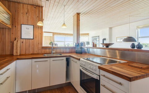 Thomsen - 475M from the Sea: Flooring, Interior Design, Countertop, Küche, Fussboden, Holz, Decke, Cabinetry, Holzboden, Möbel