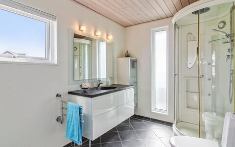 Thomsen - 475M from the Sea: Armatur, Interior Design, Flooring, Decke, Fussboden, Sinken, Badezimmer, Zapfhahn, Installation, Badezimmerschrank