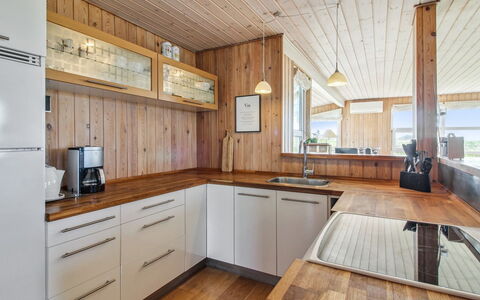 Thomsen - 475M from the Sea: Flooring, Küche, Countertop, Interior Design, Holz, Fussboden, Cabinetry, Decke, Holzboden, Möbel