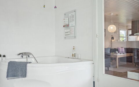 Ingebore - 700M from the Sea: Interior Design, Flooring, Fussboden, Armatur, Decke, Badezimmer, Badewanne, Zimmer, Möbel, Installation