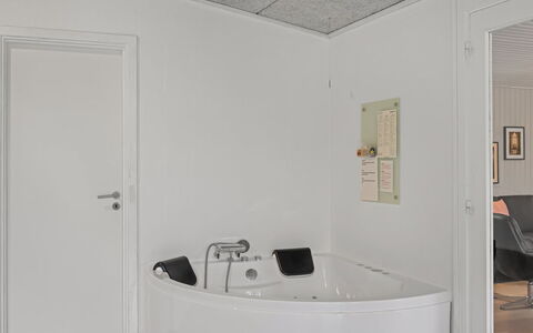 Ingebore - 700M from the Sea: Wand, Flooring, Fussboden, Decke, Interior Design, Armatur, Zimmer, Installation, Light Fixture, Badezimmer
