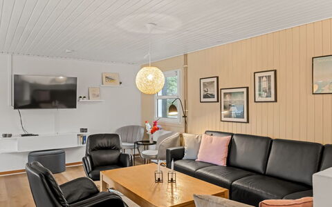Ingebore - 700M from the Sea: Möbel, Interior Design, Couch, Wand, Flooring, Decke, Holz, Wohnzimmer, Fussboden, Light Fixture