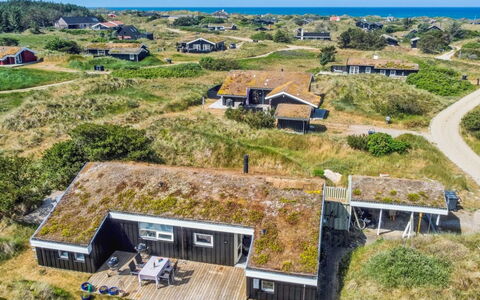 Hrefna - 500M from the Sea: Schwimmbad, Bauernhaus, Estate, Villa, Resort, Hazienda, Eco Hotel, Hinterhof