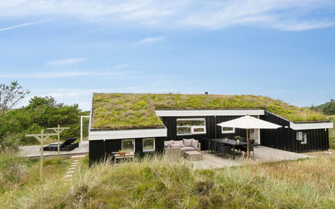 Hrefna - 500M from the Sea: Schwimmbad, Bauernhaus, Estate, Villa, Resort, Hazienda, Eco Hotel, Hinterhof