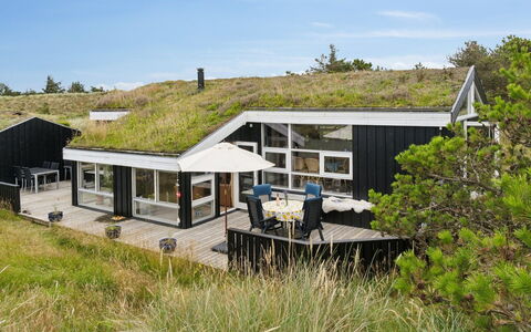 Hrefna - 500M from the Sea: Schwimmbad, Bauernhaus, Estate, Villa, Resort, Hazienda, Eco Hotel, Hinterhof