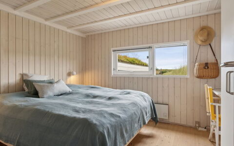 Hrefna - 500M from the Sea: Holz, Schlafzimmer, Flooring, Decke, Fussboden, Interior Design, Bett, Holzboden, Bettdecke, Bedding