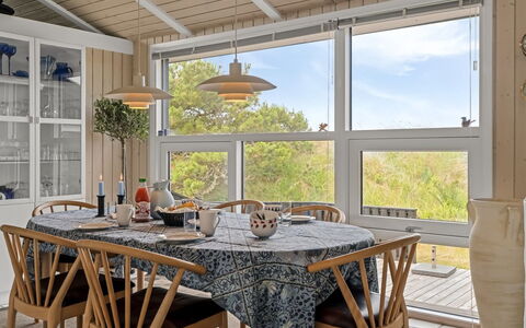 Hrefna - 500M from the Sea: Möbel, Interior Design, Holz, Flooring, Decke, Stuhl, Fussboden, Küche & Esszimmer Tisch, Tabelle, Esszimmer