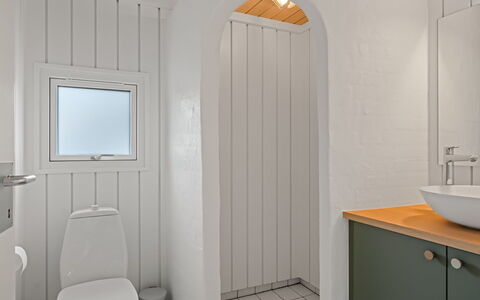 Hrefna - 500M from the Sea: Wand, Armatur, Flooring, Interior Design, Badezimmer, Fussboden, Installation, Toilette, Zimmer, Sinken