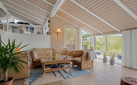 Hrefna - 500M from the Sea: Holz, Interior Design, Flooring, Decke, Möbel, Fussboden, Couch, Holzboden, Wohnzimmer, Zuhause