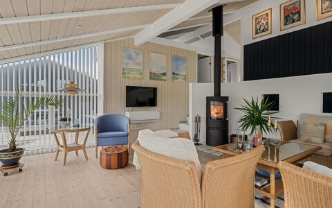 Hrefna - 500M from the Sea: Interior Design, Holz, Flooring, Möbel, Decke, Fussboden, Wohnzimmer, Stuhl, Zuhause, Beleuchtung