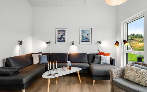 Egil - 1.5Km from the Sea: Möbel, Interior Design, Wohnzimmer, Couch, Kaffetisch, Stuhl, Natürliches Material, Dekokissen
