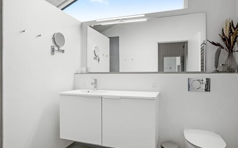 Egil - 1.5Km from the Sea: Armatur, Interior Design, Flooring, Badezimmer, Sinken, Fussboden, Badezimmerschrank, Zapfhahn, Bad Sink, Installation