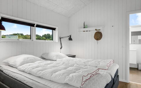 Egil - 1.5Km from the Sea: Schlafzimmer, Bett, Bedding, Bettrahmen, Bettdecke, Design, Planke, Hartholz, Matratze, Kissen