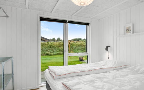 Egil - 1.5Km from the Sea: Holz, Decke, Schlafzimmer, Interior Design, Bett, Fussboden, Bettdecke, Bettrahmen, Bedding, Hartholz