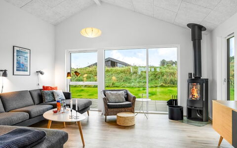 Egil - 1.5Km from the Sea: Wohnzimmer, Couch, Zimmerpflanze, Holzboden, Holzofen, Haushaltsgerät, Light Fixture, Kaffetisch, Feuerstelle