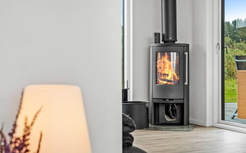 Egil - 1.5Km from the Sea: Haushaltsgerät, Holzofen, Zimmerpflanze, Wohnzimmer, Küchengerät, Feuerstelle, Lampe, Cabinetry