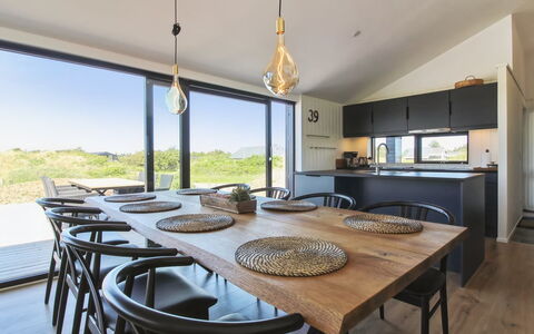 Kristiina - 500M from the Sea: Küche & Esszimmer Tisch, Interior Design, Esszimmer, Möbel, Tabelle, Decke, Holzboden, Countertop, Hartholz, Stuhl