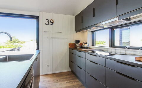 Kristiina - 500M from the Sea: Küche, Holz, Countertop, Küchengerät, Cabinetry, Zapfhahn, Armatur, Sinken, Spüle, Major Appliance