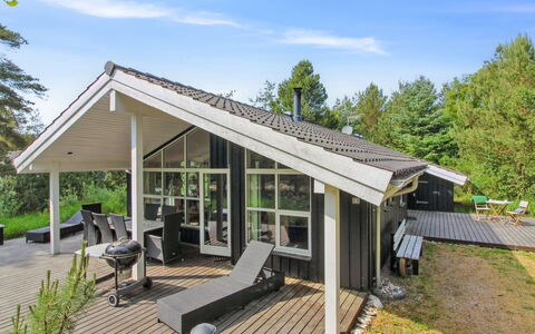 Arlett - 950M from the Sea: Blau, Strauch, Hütte, Ground, Garten, Estate, Schatten, Landscaping, Bauernhaus, Eco Hotel
