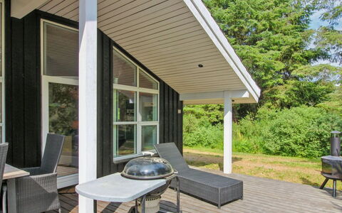 Arlett - 950M from the Sea: Blau, Strauch, Hütte, Ground, Garten, Estate, Schatten, Landscaping, Bauernhaus, Eco Hotel