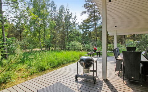 Arlett - 950M from the Sea: Blau, Strauch, Hütte, Ground, Garten, Estate, Schatten, Landscaping, Bauernhaus, Eco Hotel