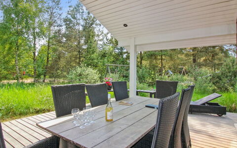 Arlett - 950M from the Sea: Blau, Strauch, Hütte, Ground, Garten, Estate, Schatten, Landscaping, Bauernhaus, Eco Hotel