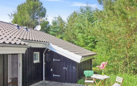 Arlett - 950M from the Sea: Blau, Strauch, Hütte, Ground, Garten, Estate, Schatten, Landscaping, Bauernhaus, Eco Hotel