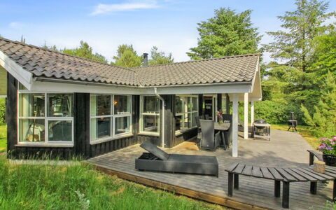 Arlett - 950M from the Sea: Blau, Strauch, Hütte, Ground, Garten, Estate, Schatten, Landscaping, Bauernhaus, Eco Hotel